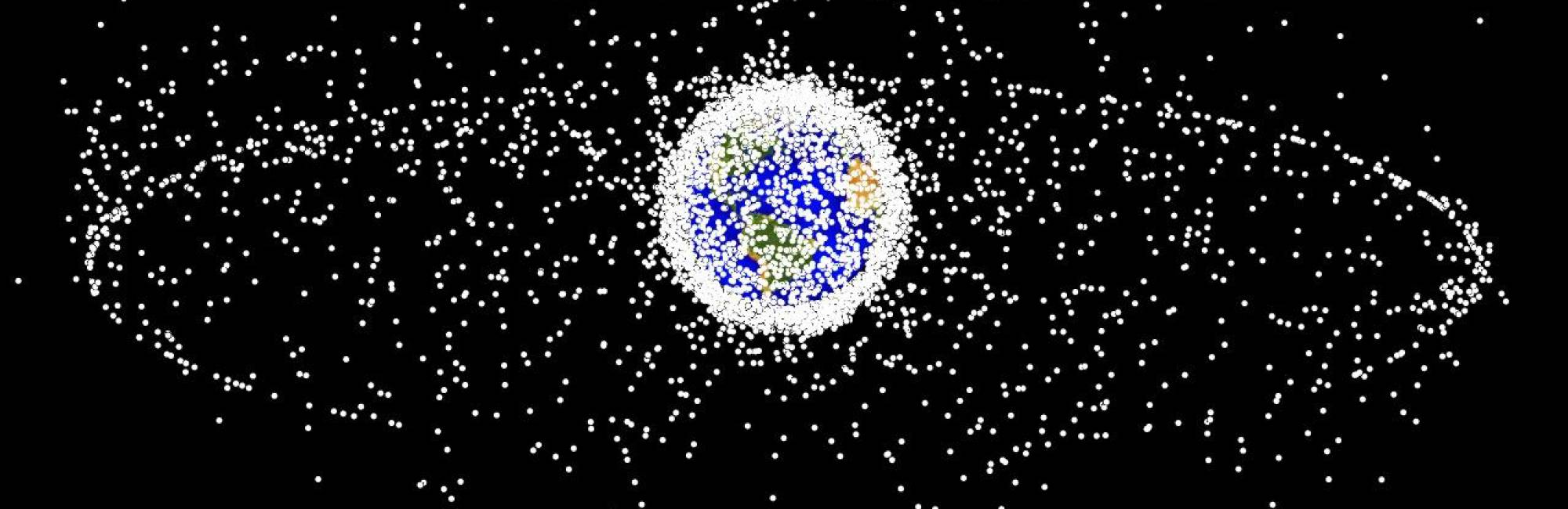 Imagen generada por ordenador que representa como se observaría  la basura espacial desde fuera de La Tierra. Las dos zonas se que diferencian son el anillo en que orbitan los satélites geoestacionarios  y la nube de objetos en órbita baja. NASA.  