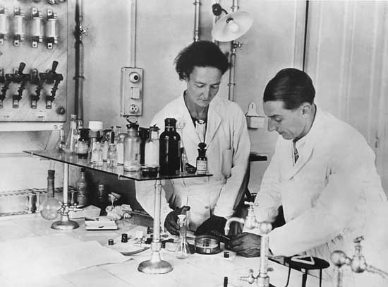 Irene Joliot-Curie en el laboratorio con Frederic - Principia