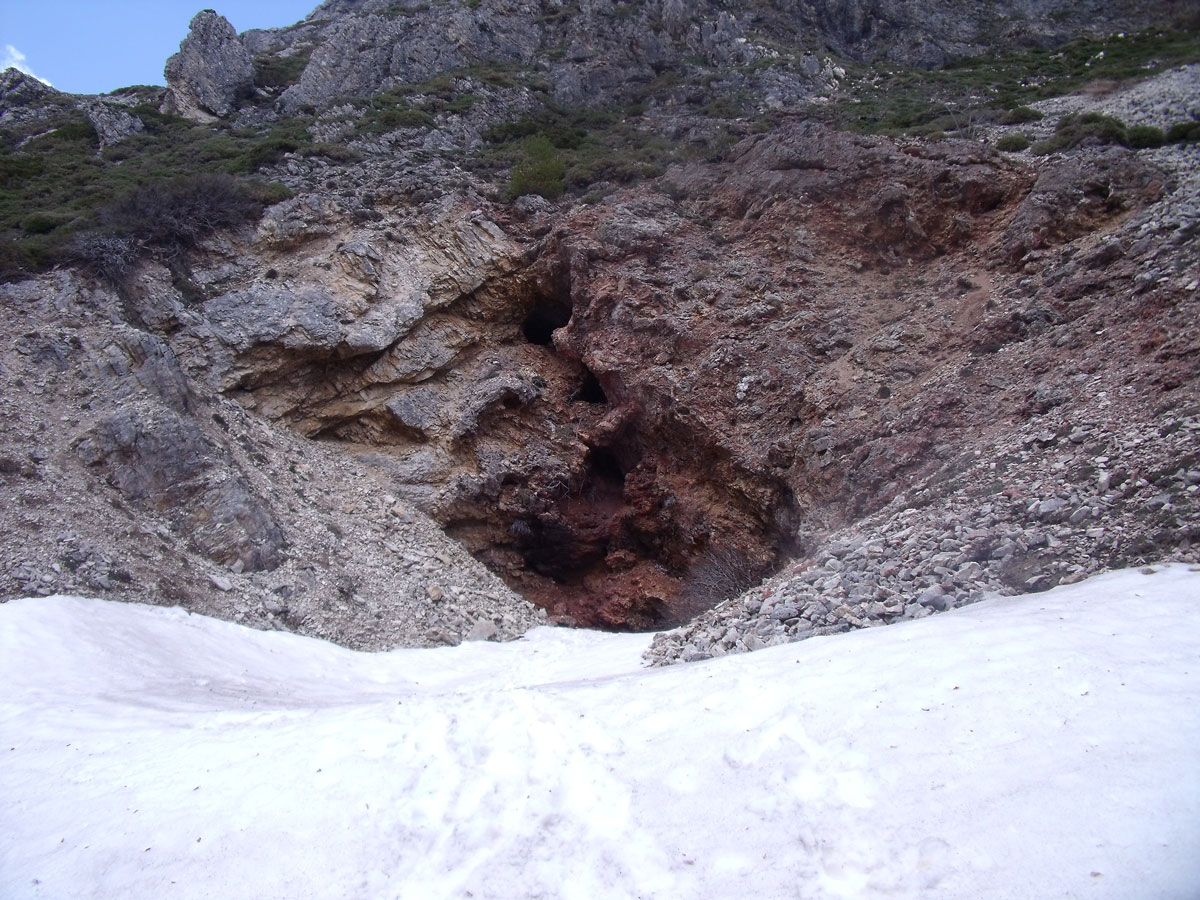 Vista de la entrada a la mina. En los meses de abril y mayo sigue con una capa de nieve delante que imposibilita verla desde la escombrera.